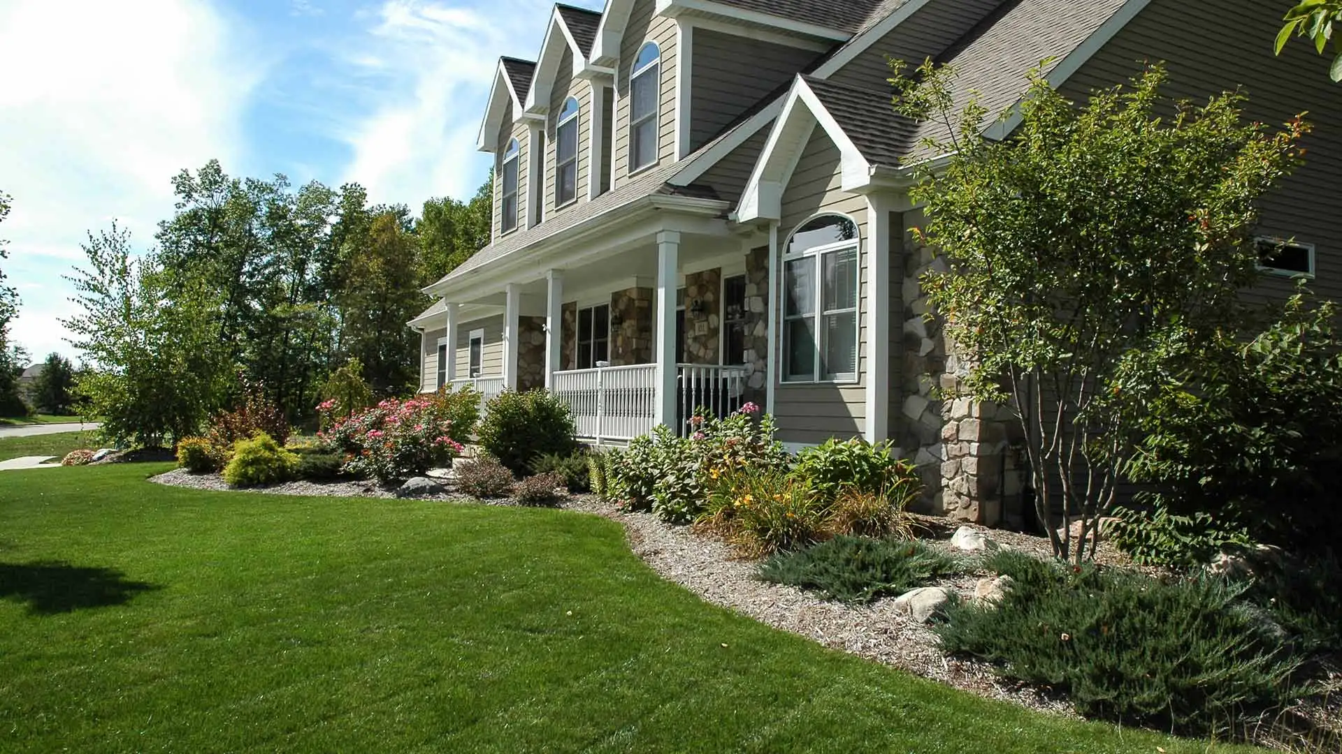 Home with maintained landscape bed in Okemos, MI.